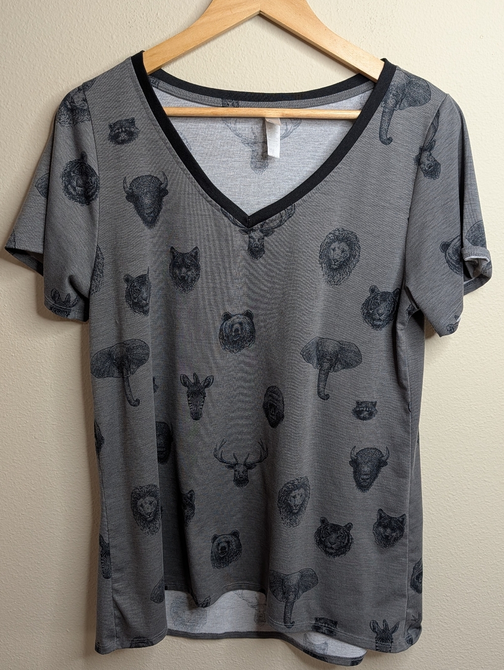 LuLaRoe Simply Comfortable Animal Portrait V-Neck Tee | Size L | Grey‎